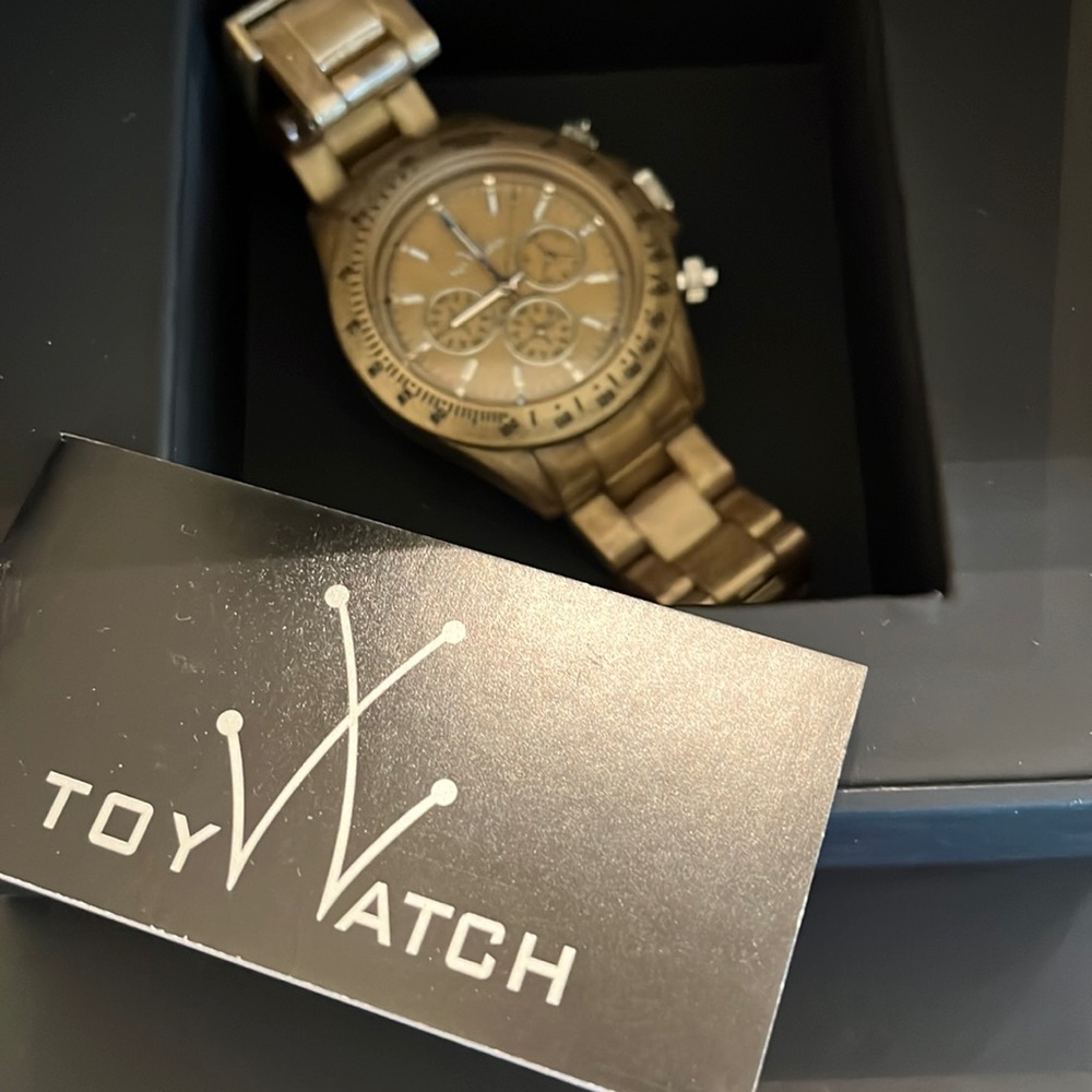 Toy watch like new only worn a couple of times. Needs battery. Water resistant.